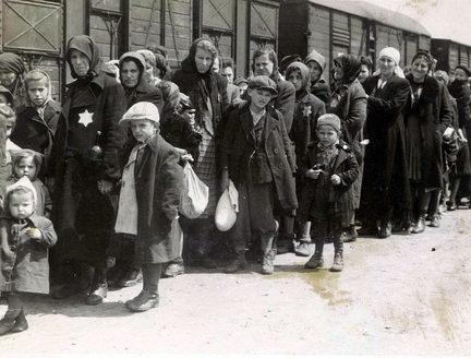 Zsidó nők és gyermekek sorsukra várva, Birkenau, 1944. május