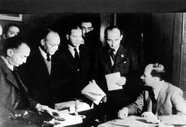 Wallenberg az íróasztalánál munkatársaival 1944. november 26-án