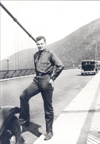 Wallenberg stoppolás közben a Hudson Bridge-nél, amerikai tanulmányai idején, 1931-1935