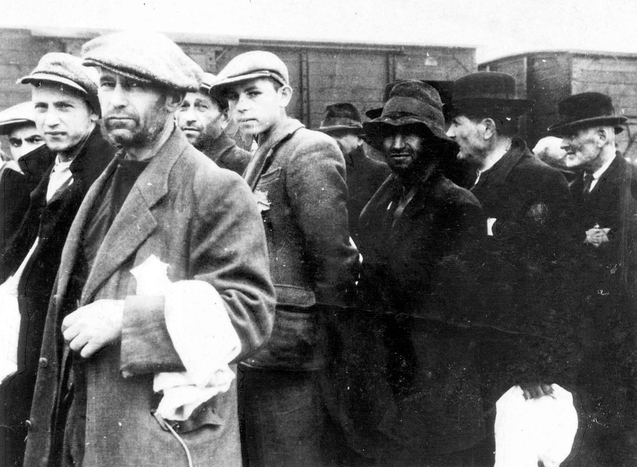 Magyar zsidók Birkenauba érkeznek