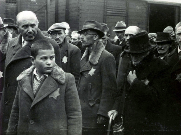 Deportáltak várnak a szelekcióra, Birkenau, 1944