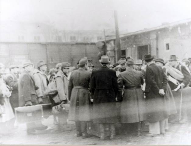 Svéd menlevéllel rendelkező üldözöttek kiszabadítása (Wallenberg hátratett kézzel, kalapban áll), 1944