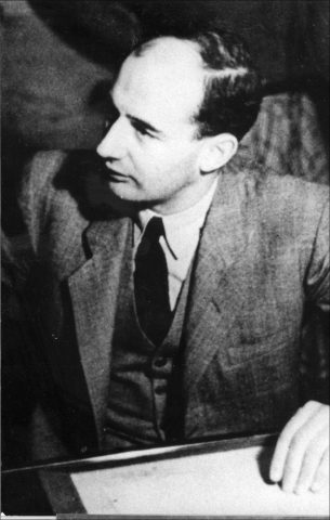 Wallenberg hivatalában, az íróasztalánál, 1944. november 26-án