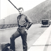 Wallenberg stoppolás közben a Hudson Bridge-nél, amerikai tanulmányai idején, 1931-1935