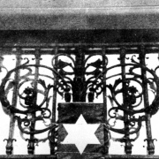 Csillagos ház kapuja a Kossuth Lajos tér 18. szám alatt, Budapest
