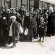 Zsidó nők és gyermekek sorsukra várva, Birkenau, 1944. május