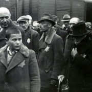 Deportáltak várnak a szelekcióra, Birkenau, 1944