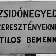 A gettó határát jelző tábla, 1944